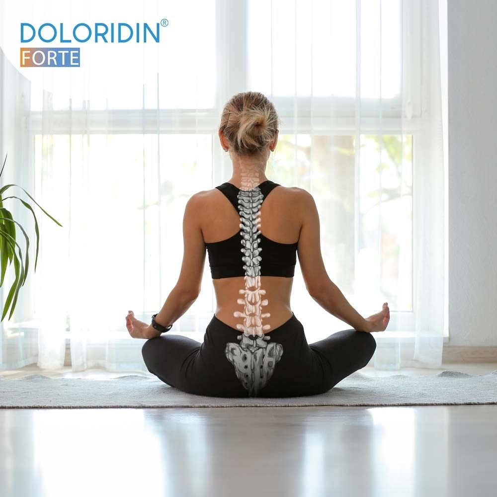 Frau sitzt in Yoga-Position. Skelett der Wirbelsäule überlagert. Logo Doloridin Forte.