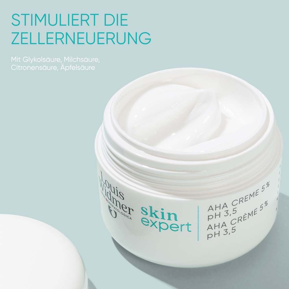 Offener Tiegel mit Creme. Text: Louis Widmer skin expert AHA Creme 5% pH 3,5. Text: Stimuliert die Zellerneuerung.