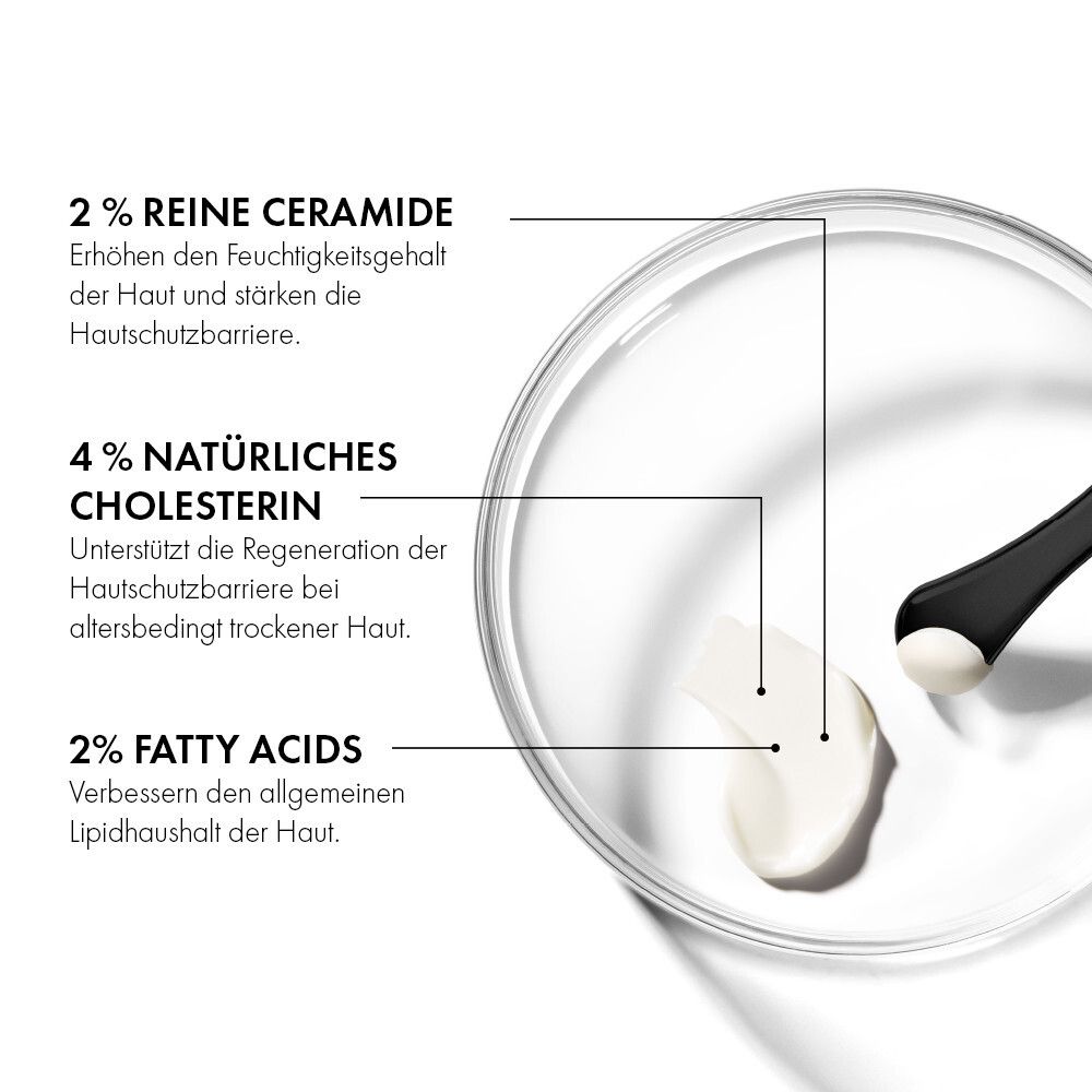 Ingrédients dans une boîte de Pétri. 2% de céramides pures, 4% de cholestérol naturel, 2% d'acides gras. Spatule noire.