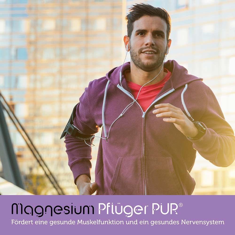 Homme qui fait du jogging. Inscription Magnesium Pflüger PUR. Favorise la fonction musculaire et nerveuse. Homme avec écouteurs et brassard.