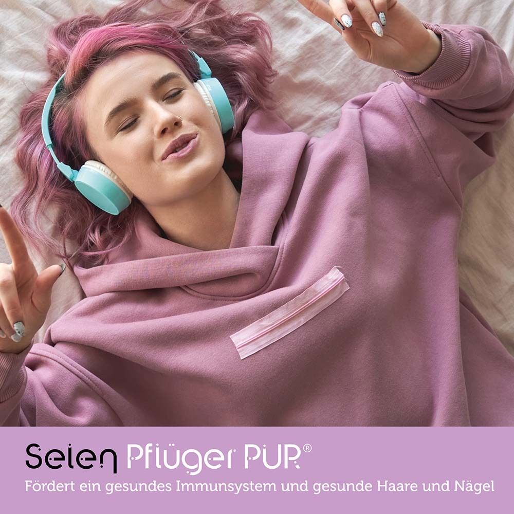Person mit Kopfhörern. Selen Pflüger PUR. Fördert Immunsystem, Haare und Nägel.