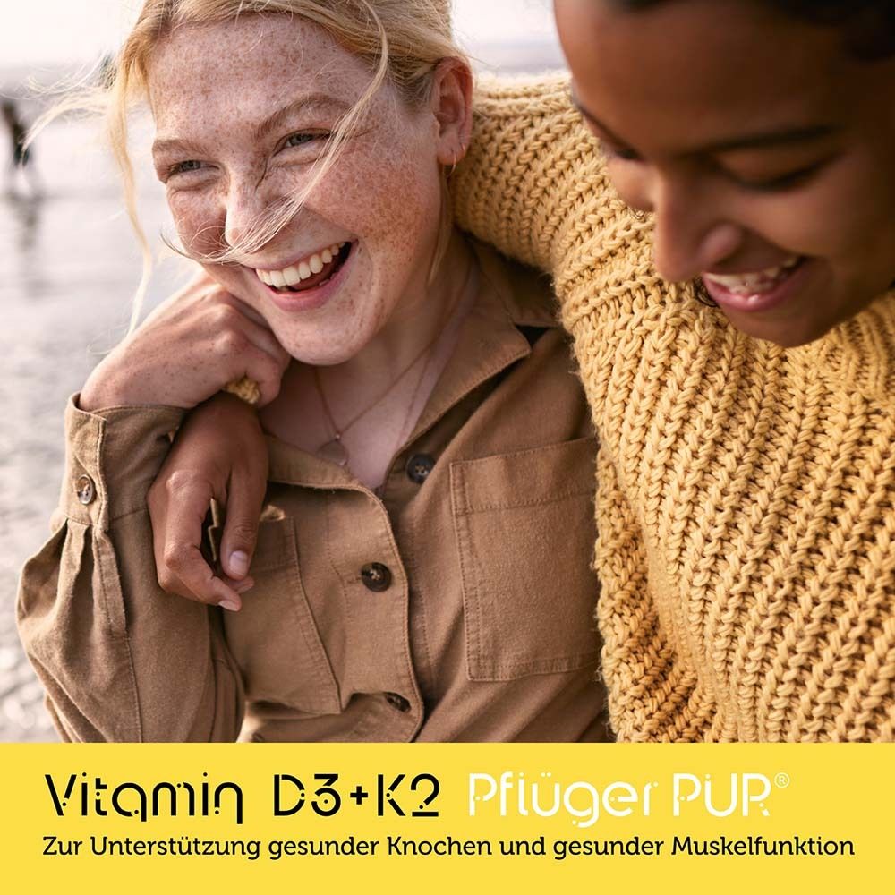 Zwei lächelnde Frauen umarmen sich. Gelber Schriftzug: Vitamin D3+K2 Pflüger PUR. Text: Zur Unterstützung gesunder Knochen.