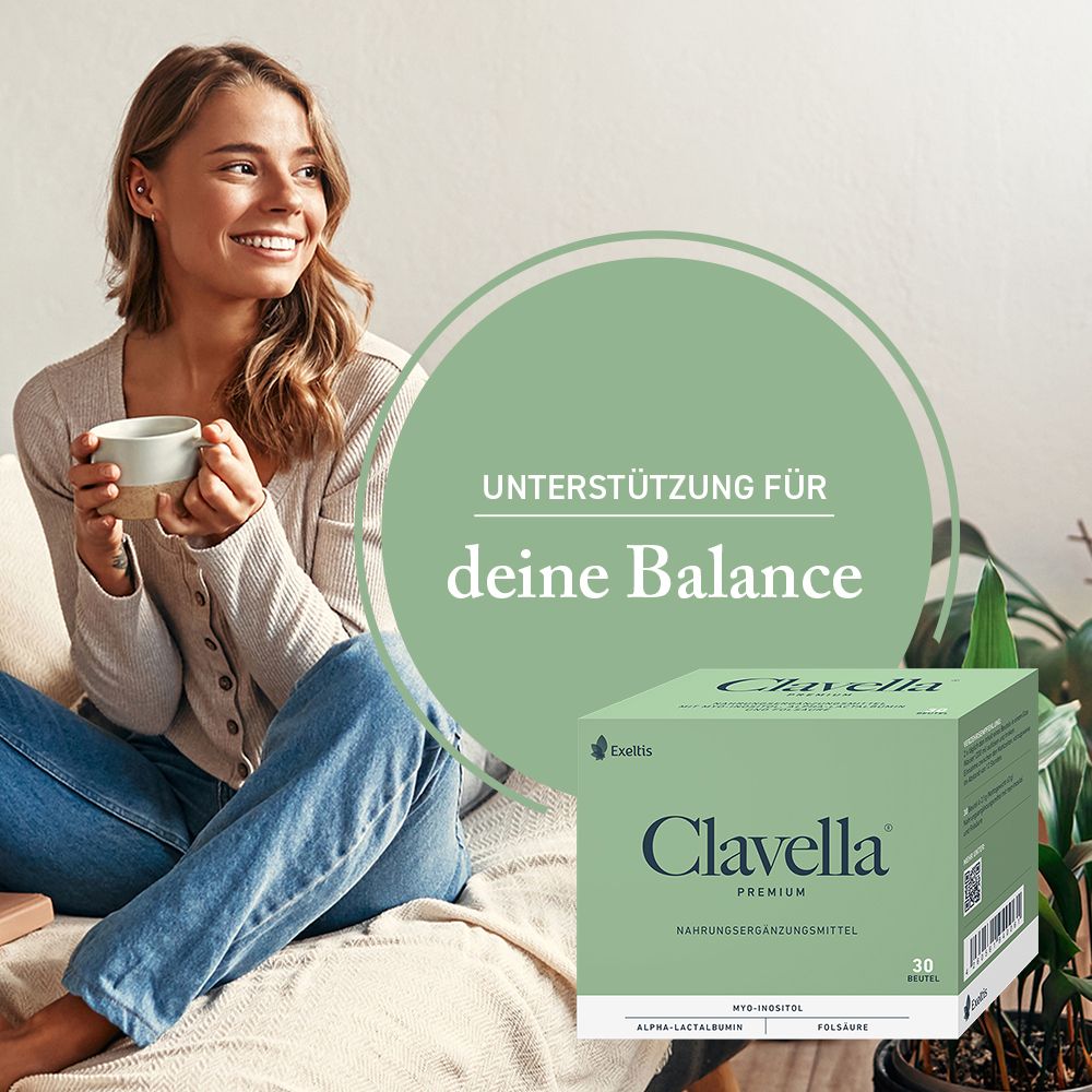 Une femme assise détendue avec une tasse, à côté d'elle la boîte Clavella Premium.