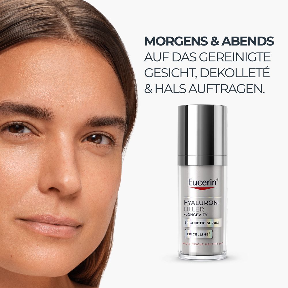 Hand hält Eucerin Hyaluron-Filler Epigenetic Serum Flakon mit Anwendungshinweis.