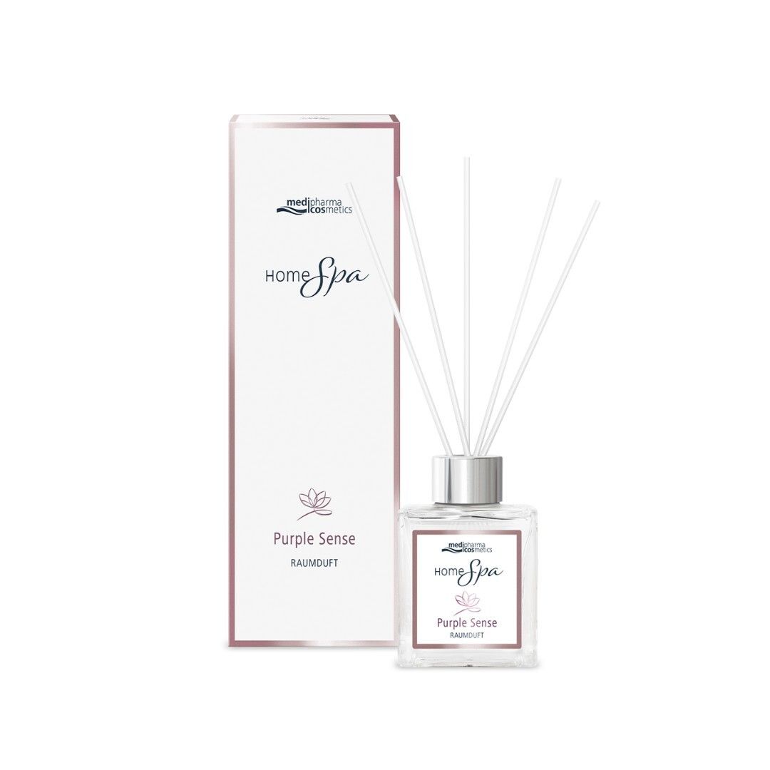 Diffuseur d'ambiance avec bâtonnets et emballage. Flacon avec bouchon argenté et étiquette blanche. Emballage avec nom et logo.