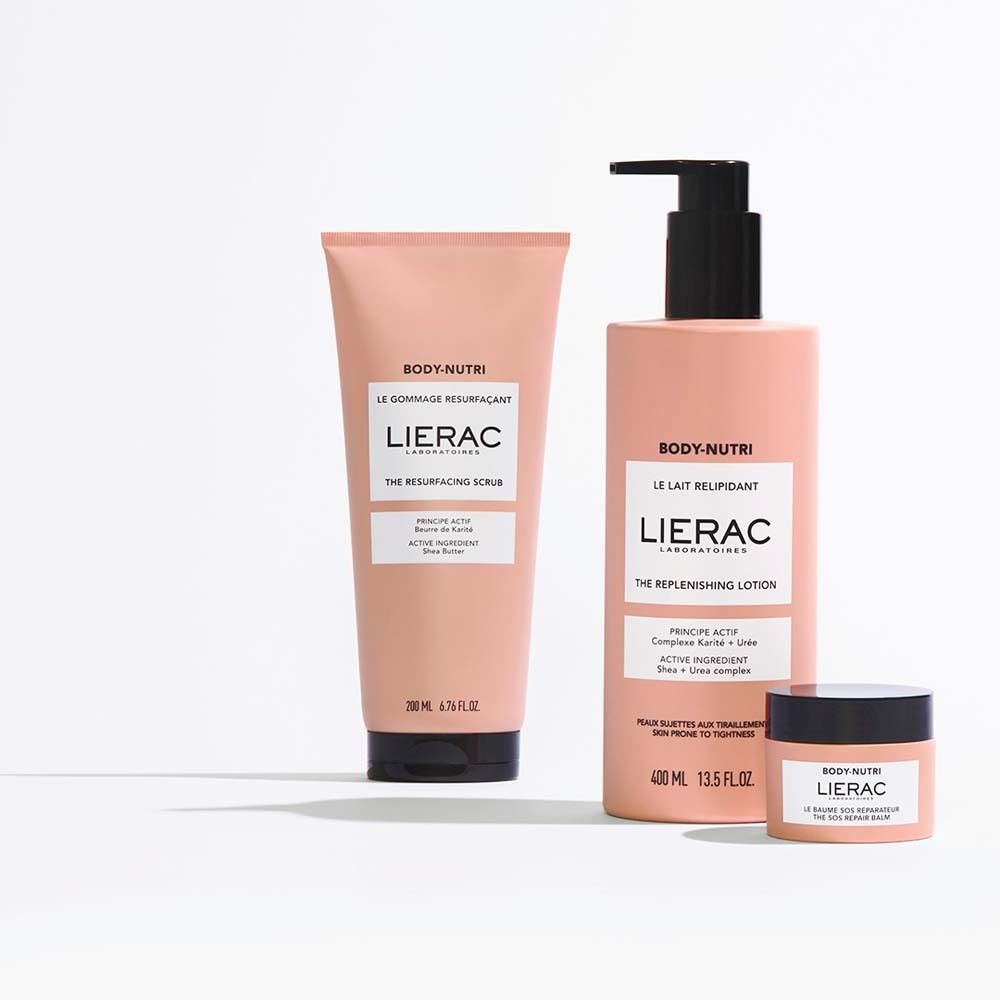 Drei Produkte: Tube, Flasche und Tiegel. Aufschrift: BODY-NUTRI, LIERAC, THE RESURFACING SCRUB, THE REPLENISHING LOTION.