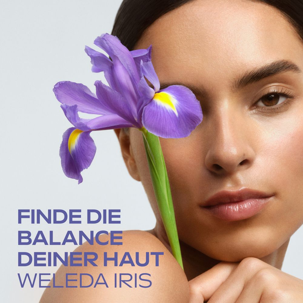 Gesicht einer Frau mit einer Schwertlilie vor dem Auge. Text: Finde die Balance deiner Haut. Weleda Iris.