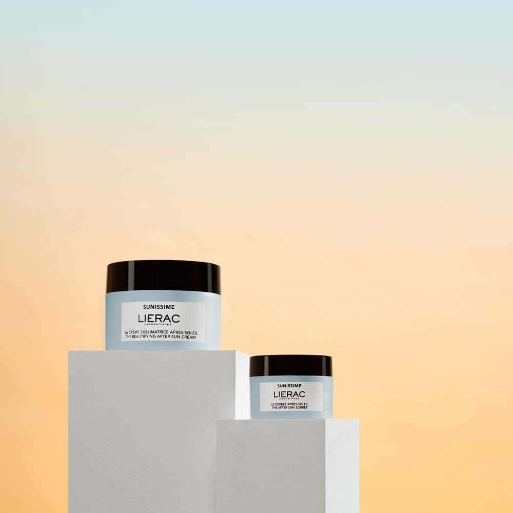 Deux pots à couvercle noir sur socles blancs. Inscription: LIERAC. Fond: dégradé de jaune à bleu.