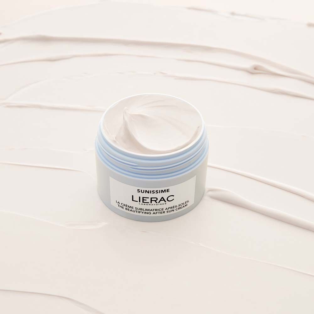 Pot de crème ouvert avec crème blanche. Inscription : Sunissime, LIERAC. Crème sur fond blanc.