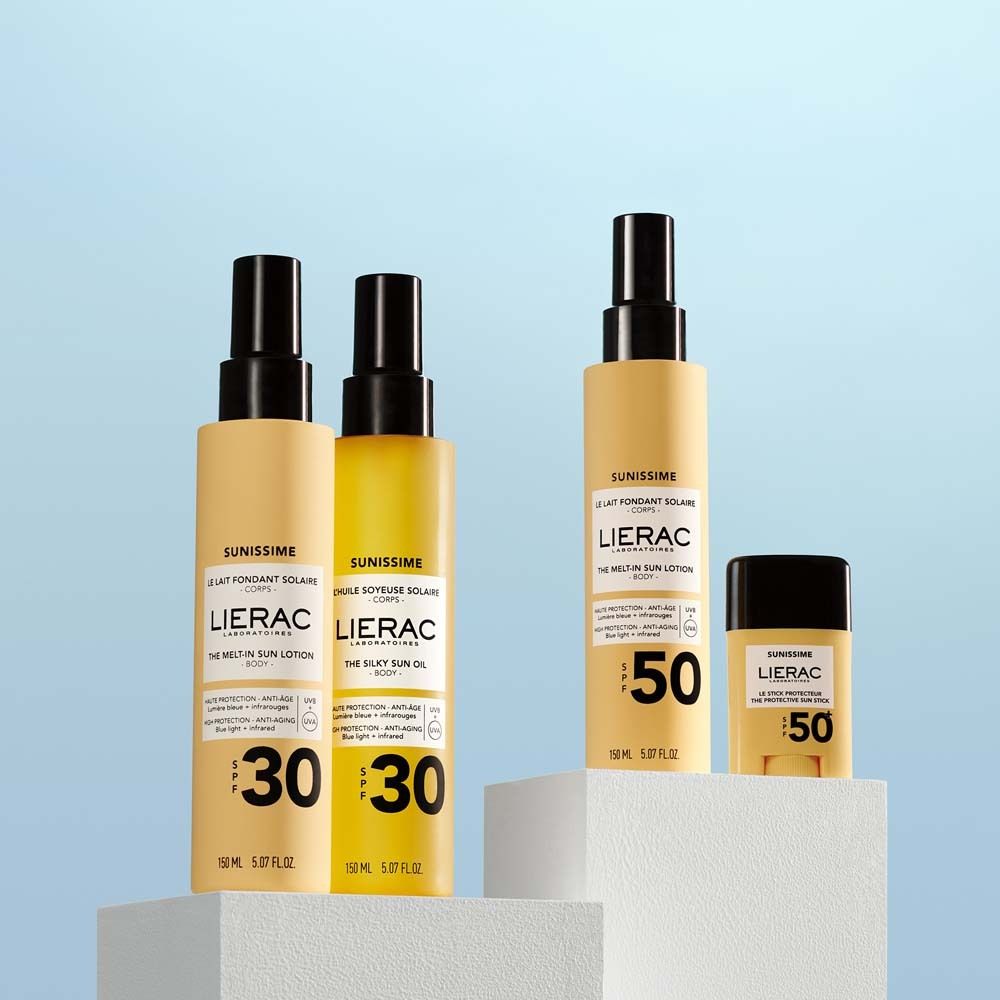 Drei LIERAC Sunissime Produkte. Sonnenmilch SPF50, Sonnenöl SPF30 und Sonnenstift SPF50. Auf Podesten.