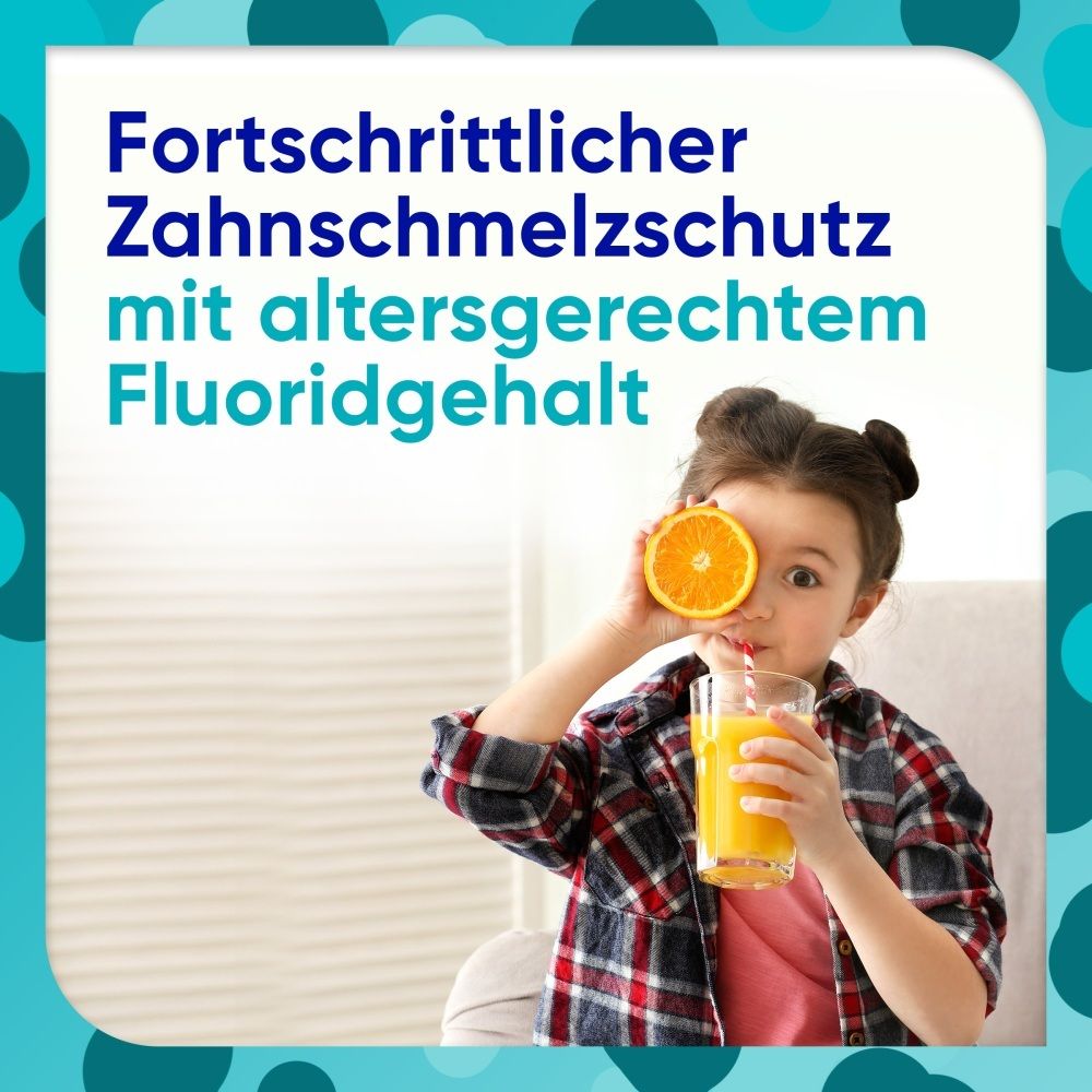 Kind hält Orange vor Auge und trinkt Saft. Text: Fortschrittlicher Zahnschmelzschutz mit altersgerechtem Fluoridgehalt.