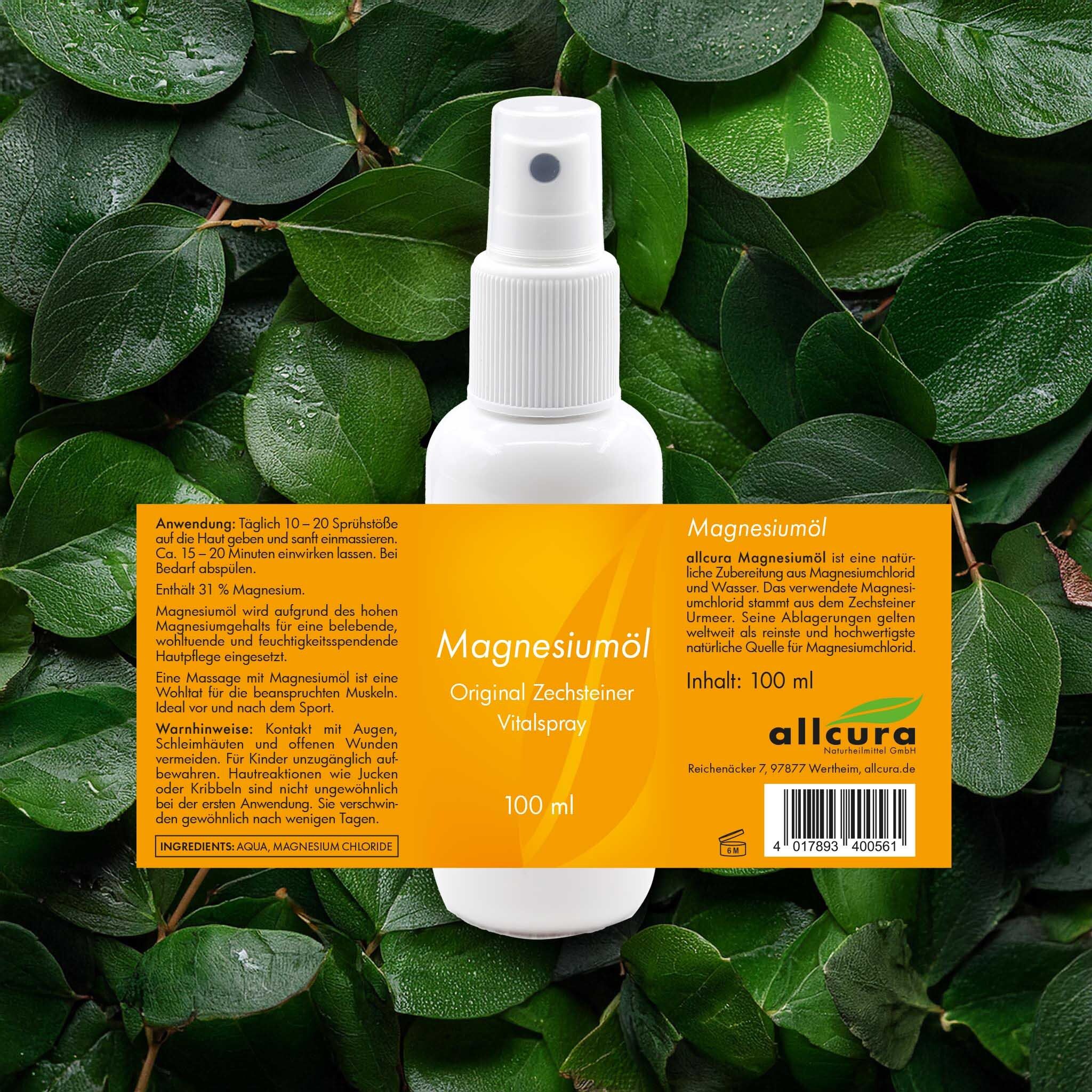 Flacon pulvérisateur blanc avec étiquette jaune, entouré de feuilles vertes. Inscription : Magnesiumöl, 100 ml, allcura.