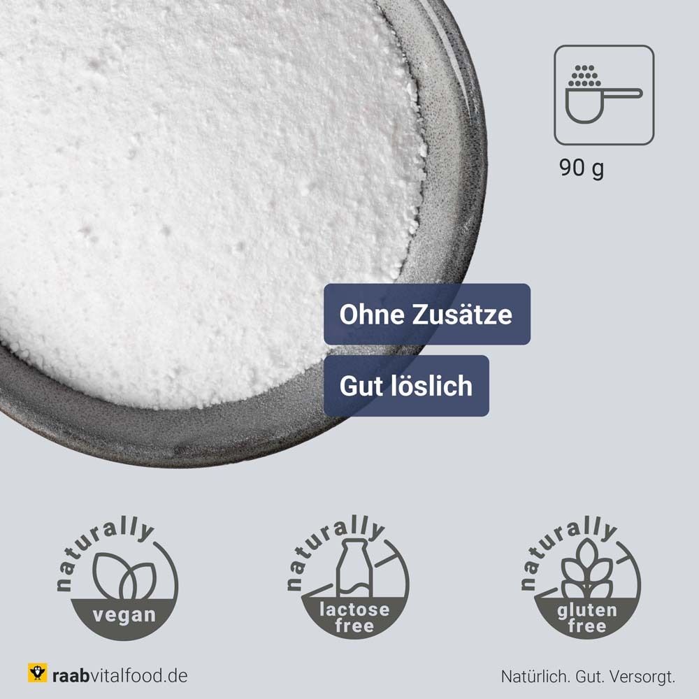Nahaufnahme von weißem Pulver. Text: Ohne Zusätze, Gut löslich. Vegan, laktosefrei, glutenfrei. 90 g.