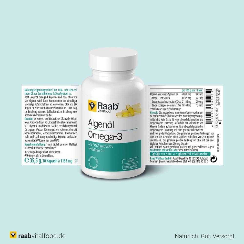 Flasche mit Kapseln und Beipackzettel. Aufschrift: Raab Vitalfood Algenöl Omega-3. Vegan, 30 Kapseln. Text.