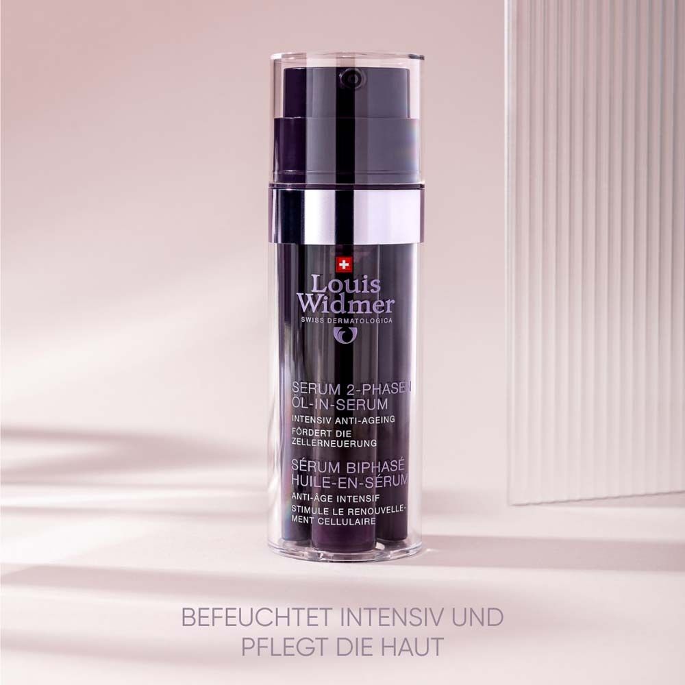 Serum-Flasche in transparenter Hülle. Text: Befeuchtet intensiv und pflegt die Haut.