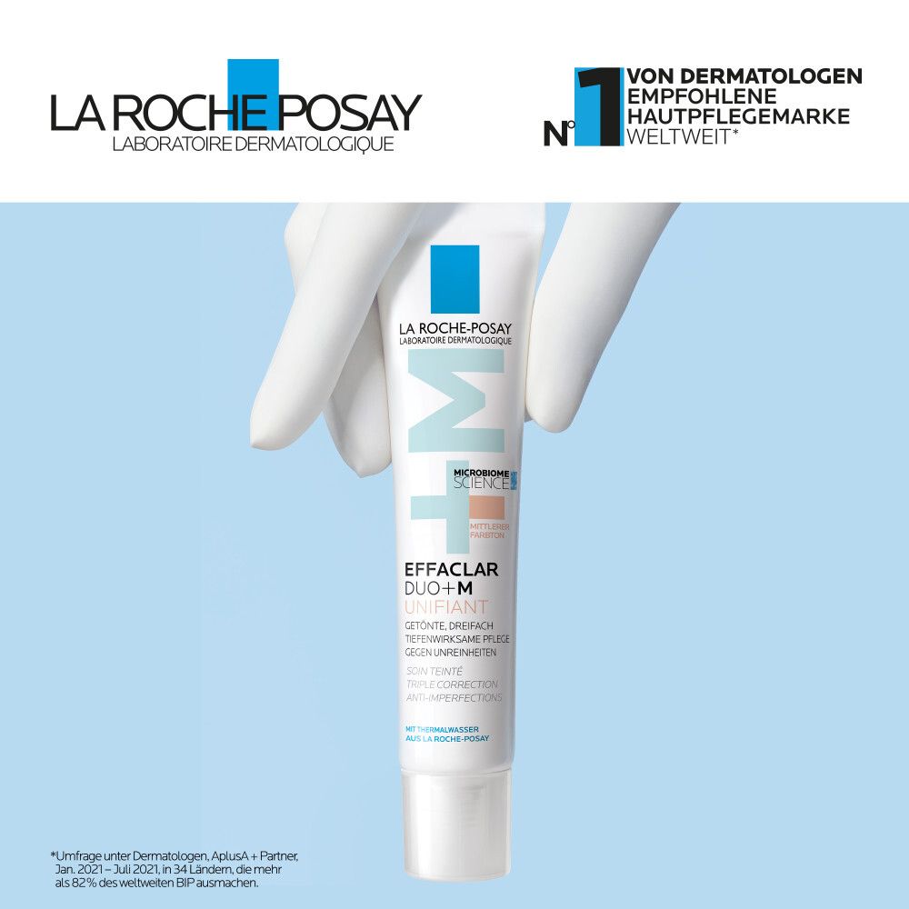Hände halten Creme-Tube Effaclar Duo+ M. Logo La Roche-Posay. Von Dermatologen empfohlen.