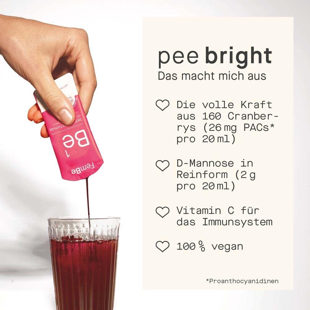 Main versant du liquide d'un sachet dans un verre. Texte : pee bright. Ingrédients : canneberge, D-Mannose, vitamine C.