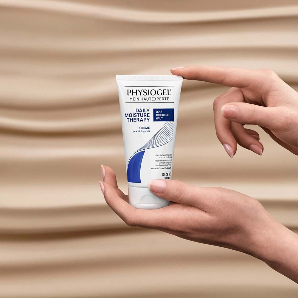 Mains tenant un tube de crème PHYSIOGEL®. Produit mis en avant.