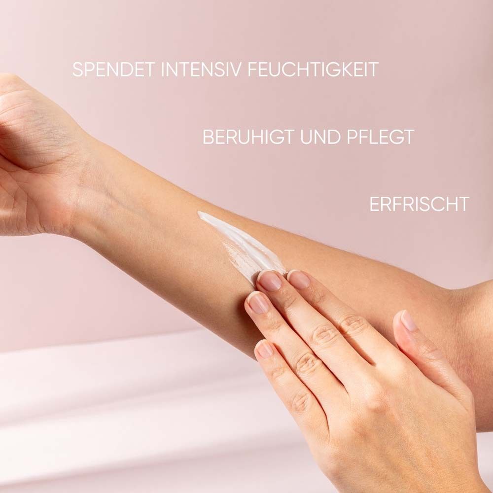 Arm mit aufgetragener Creme. Text: Spendet intensiv Feuchtigkeit, beruhigt und pflegt, erfrischt.