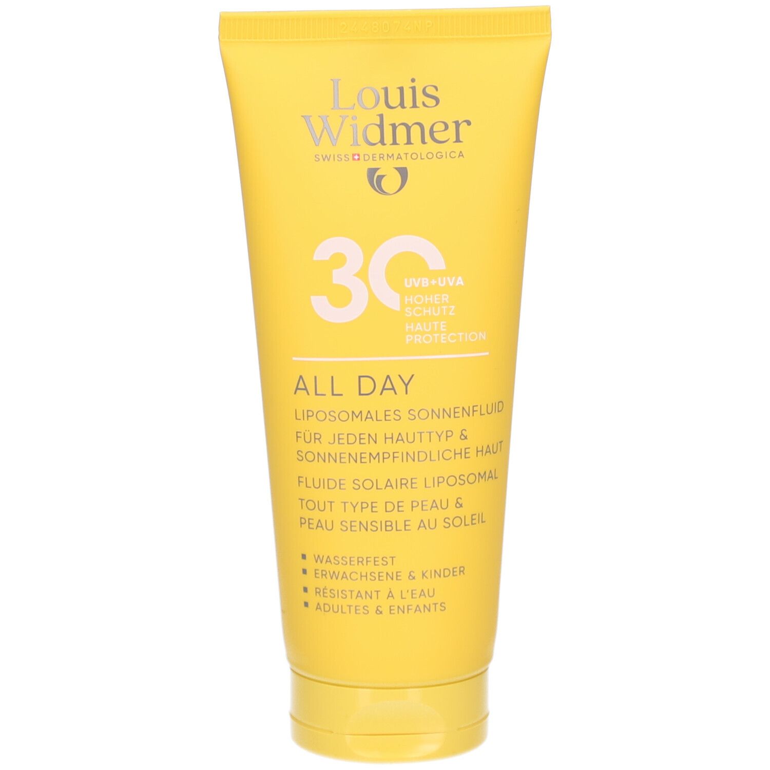 Gelbe Tube mit Produktaufdruck. Text: Louis Widmer, 30, All Day, liposomales Sonnenfluid. Wasserfest, für Erwachsene & Kinder.