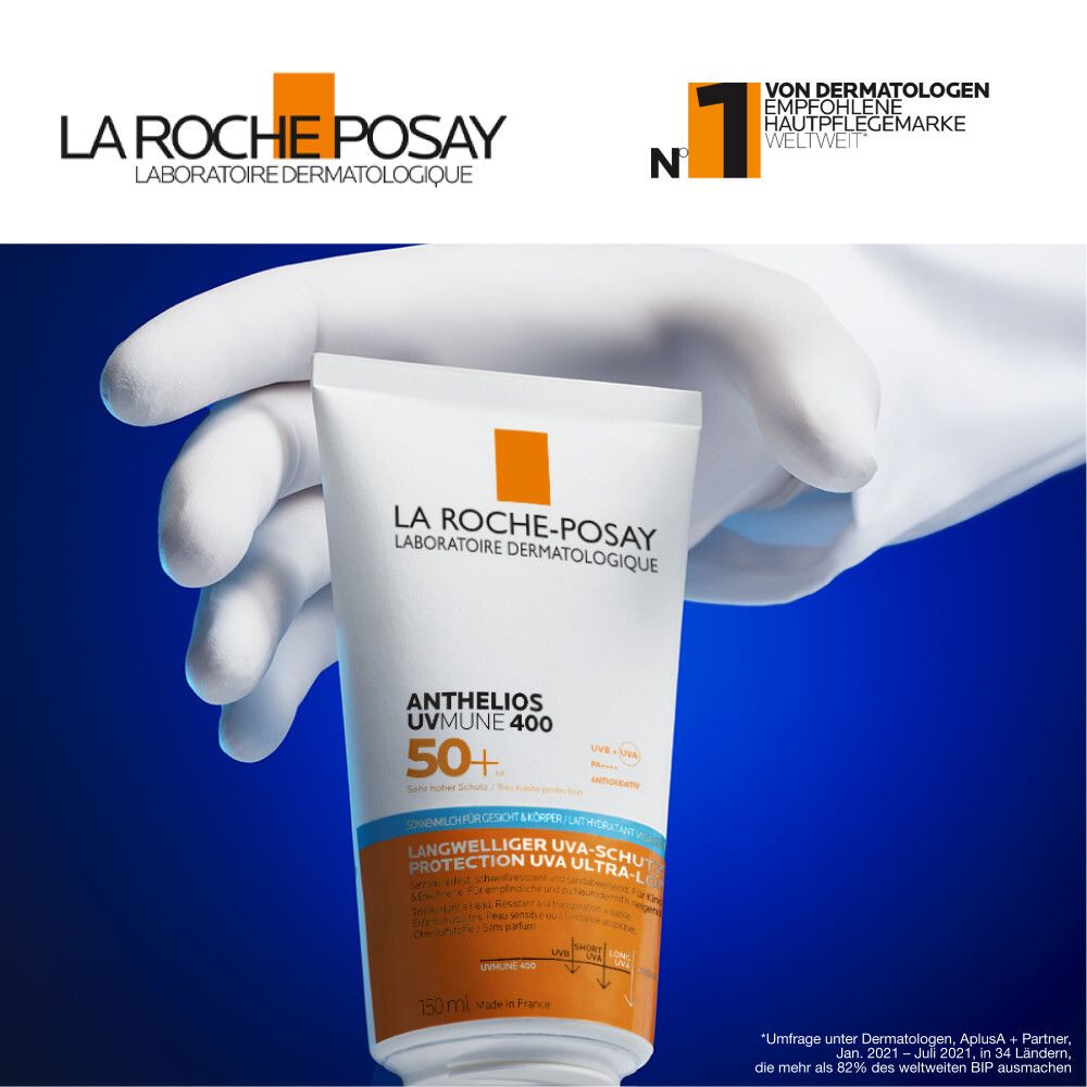 La Roche-Posay Anthelios UVmune 400 LSF 50+ lait. Tube dans la main. Recommandé par les dermatologues. Fond bleu.