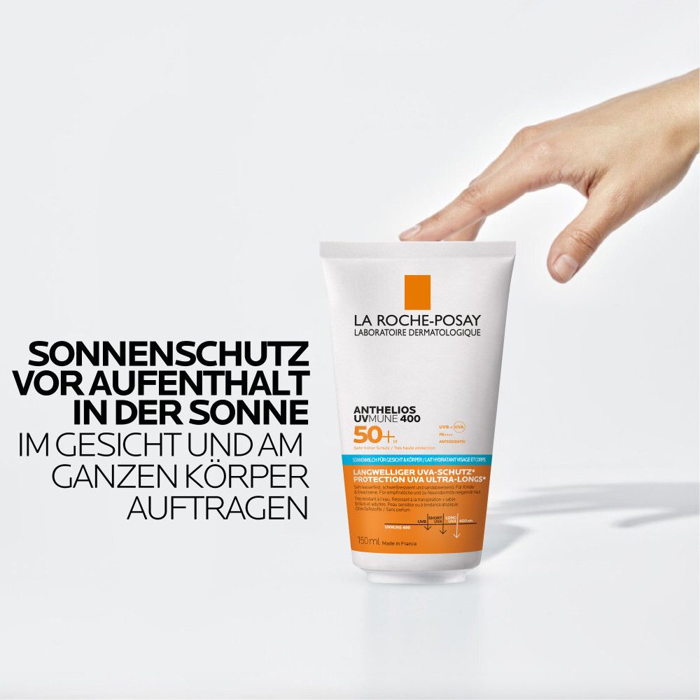 Main tenant La Roche-Posay Anthelios UVmune 400 LSF 50+ lait. Texte : Protection solaire avant exposition au soleil.