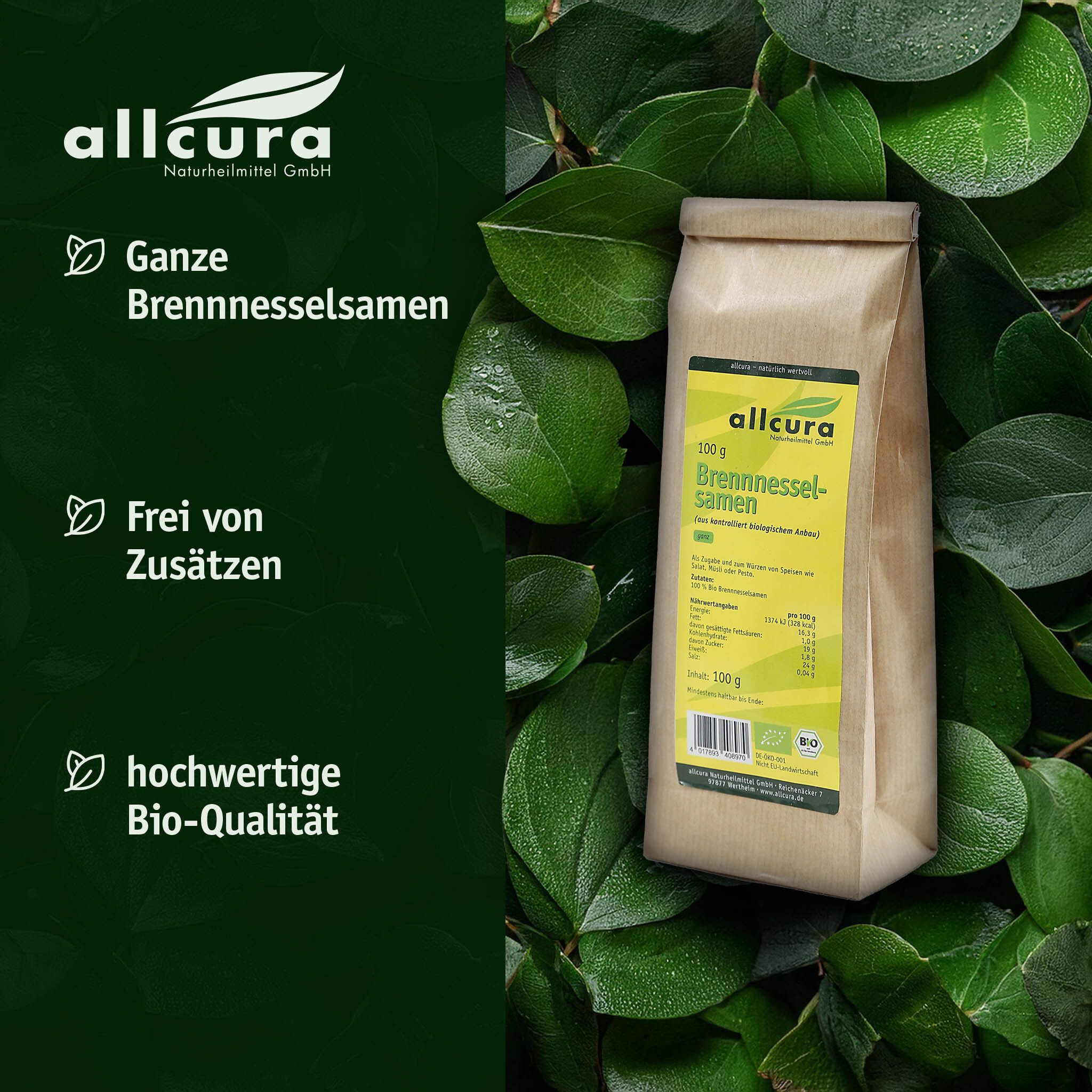 Sachet en papier brun avec étiquette verte, entouré de feuilles vertes. Inscription : allcura Brennnesselsamen Bio. Label bio.