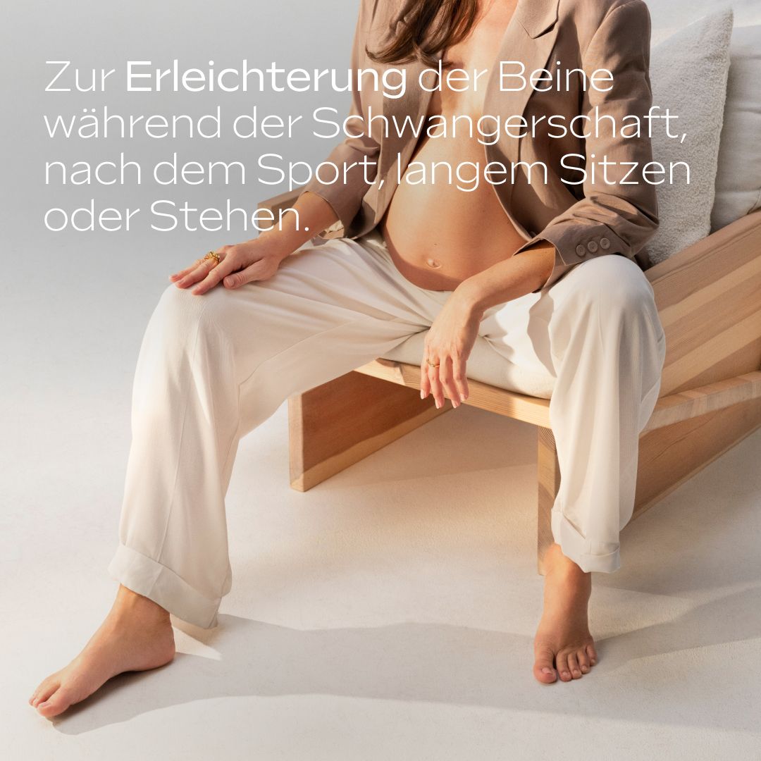 Schwangere Frau sitzt auf einem Holzstuhl. Text: Zur Erleichterung der Beine während der Schwangerschaft.