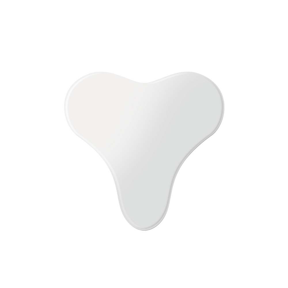 Weißes Dekolleté Pad in Herzform. Glatte Oberfläche, abgerundete Kanten. Produkt für den Halsbereich.