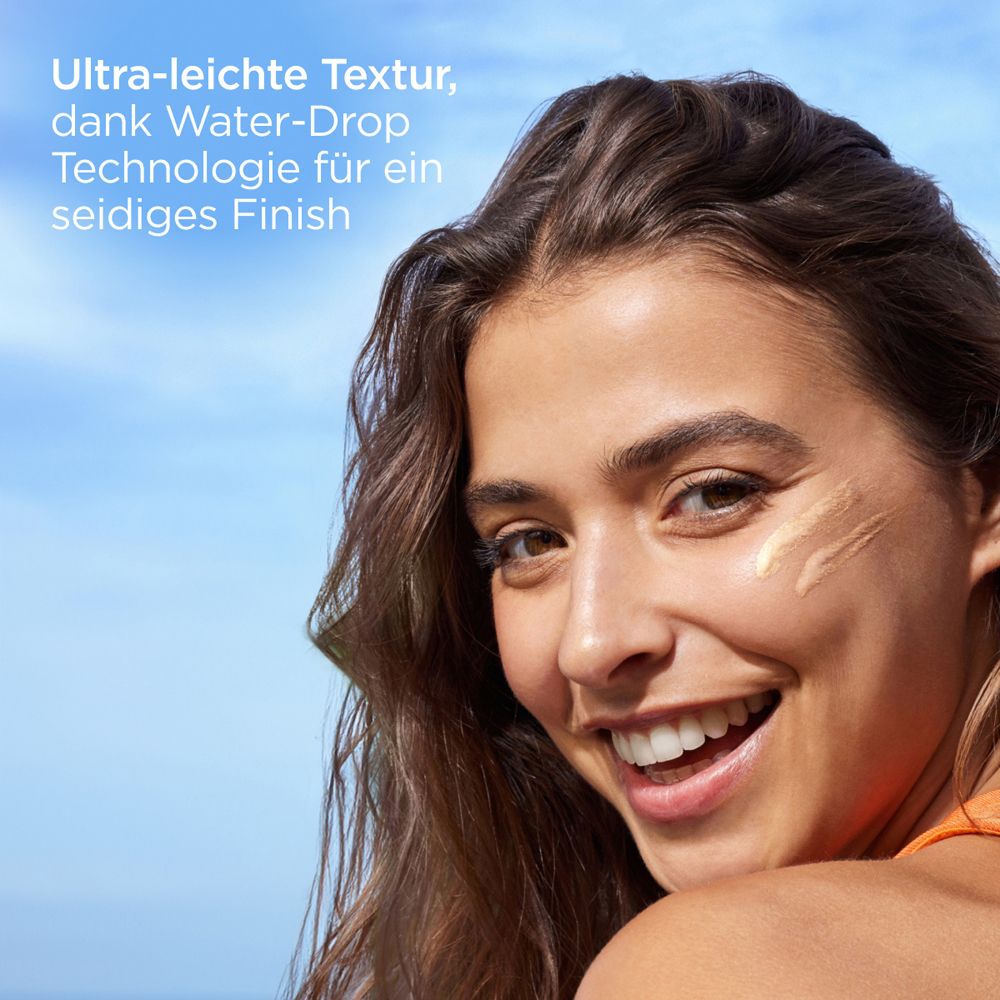 Femme avec crème solaire sur la peau. Texte sur la texture et le fini.