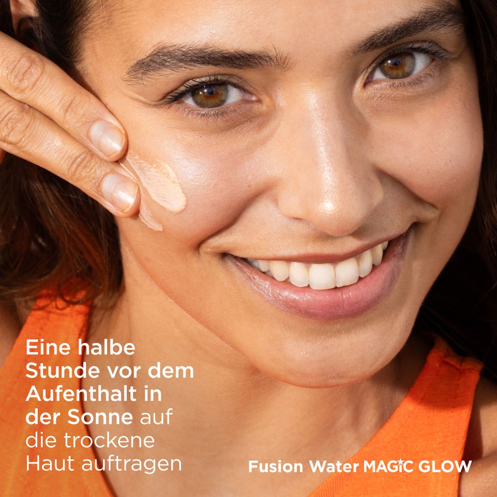Femme appliquant de la crème solaire. Instructions d'utilisation : 30 minutes avant l'exposition au soleil.
