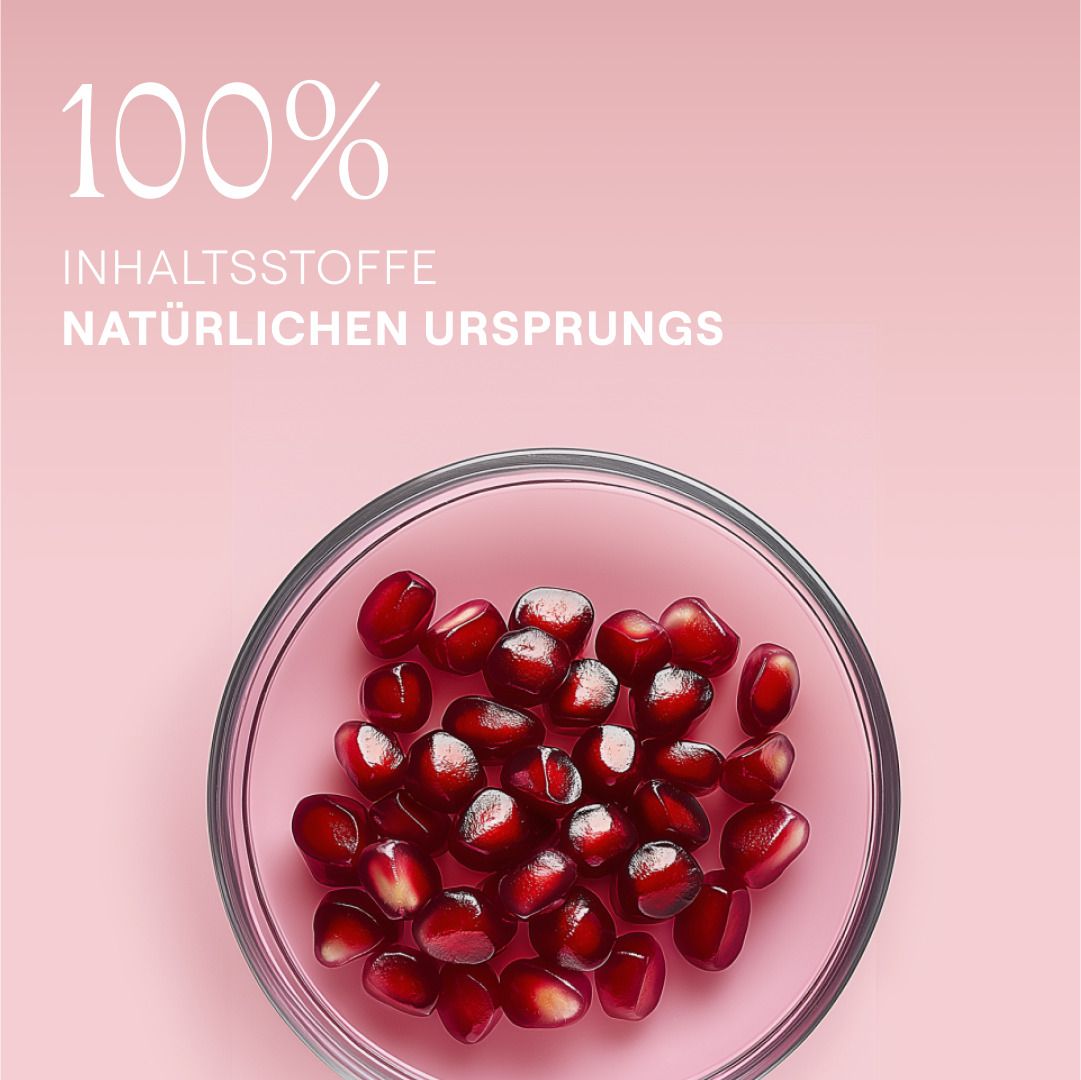 Graines de grenade dans un bol en verre sur fond rose. Texte: 100% ingrédients d'origine naturelle.