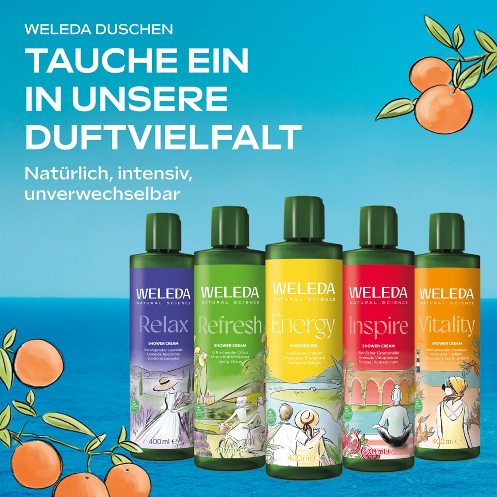 Cinq crèmes de douche WELEDA côte à côte. Bouteilles de différentes couleurs et noms: Relax, Refresh, Energy, Inspire, Vitality.
