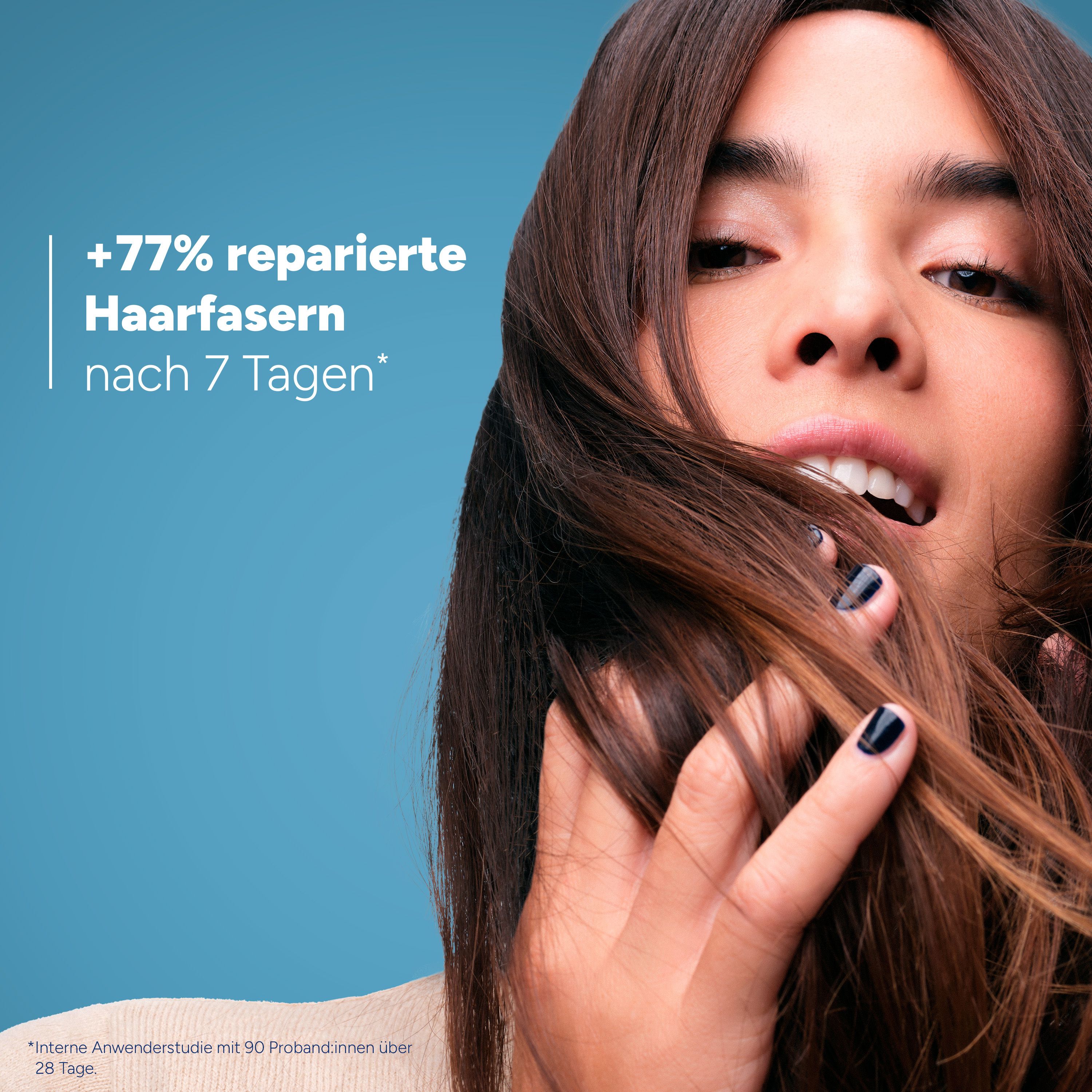Femme avec des cheveux. Texte: +77% de fibres capillaires réparées après 7 jours.
