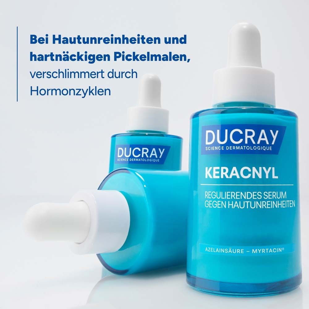 Trois flacons de sérum bleus avec bouchons blancs. Inscription : Ducray, Keracnyl, Sérum régulateur anti-imperfections.