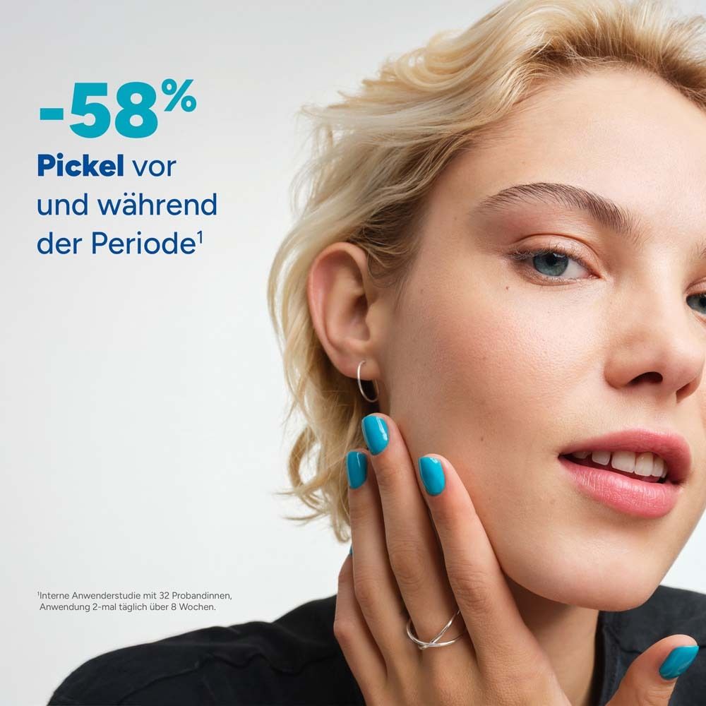 Femme aux ongles bleus. Texte : -58% de boutons avant et pendant les règles.