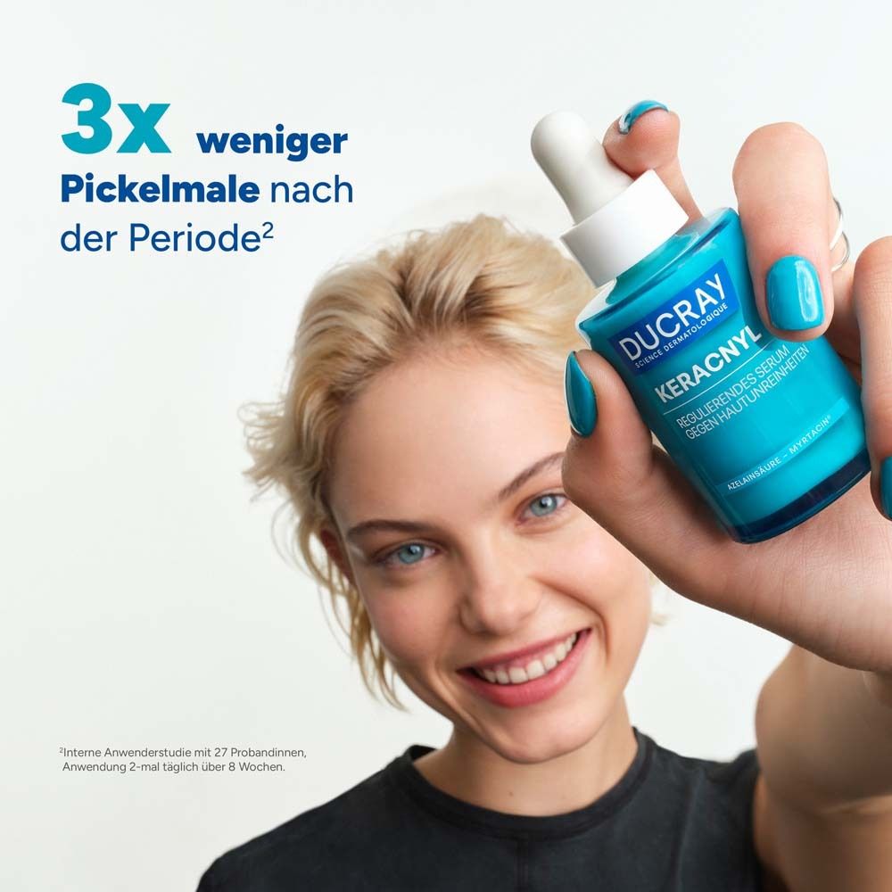 Femme aux ongles bleus tenant un flacon de sérum. Texte : 3x moins de marques de boutons après les règles.