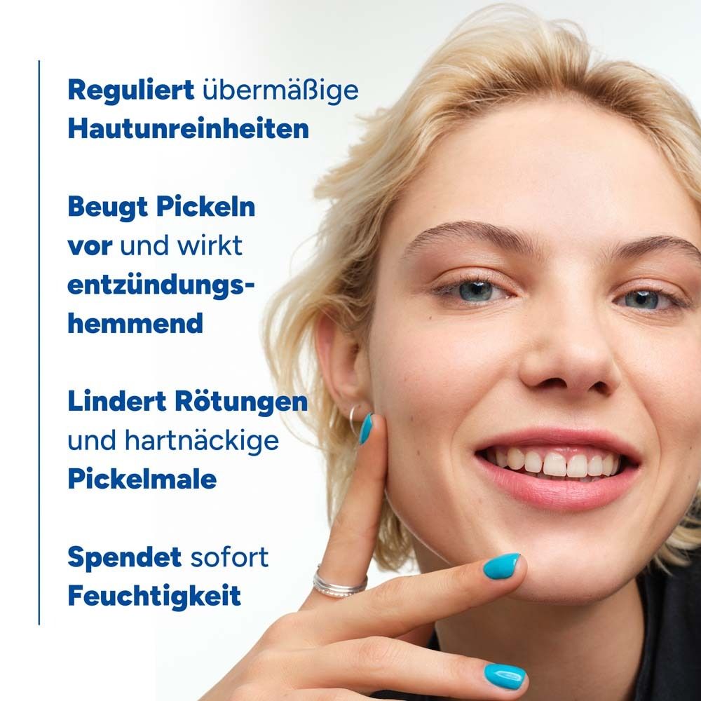 Femme aux ongles bleus. Texte : Régule les imperfections, prévient les boutons, apaise les rougeurs, hydrate.