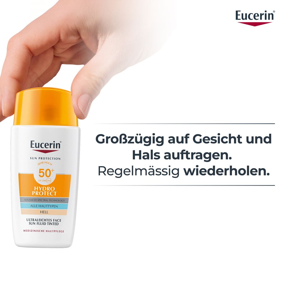 Hand hält Flasche. Text: Großzügig auf Gesicht und Hals auftragen. Regelmäßig wiederholen.