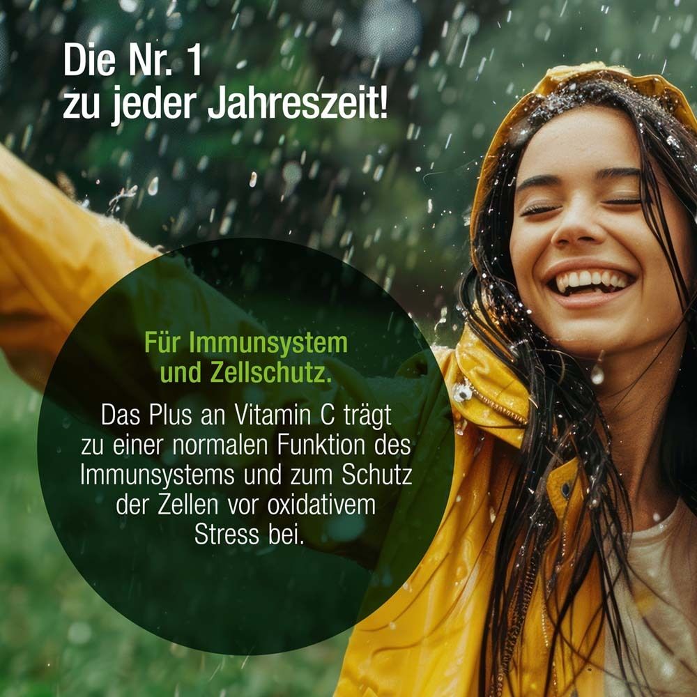 Jeune femme sous la pluie avec une veste jaune. Texte : Pour le système immunitaire et la protection cellulaire. Vitamine C.