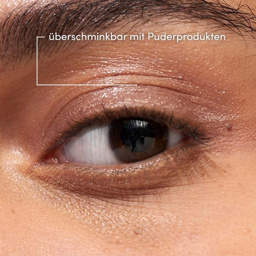 Nahaufnahme eines Auges. Text: 'überschminkbar mit Puderprodukten'.