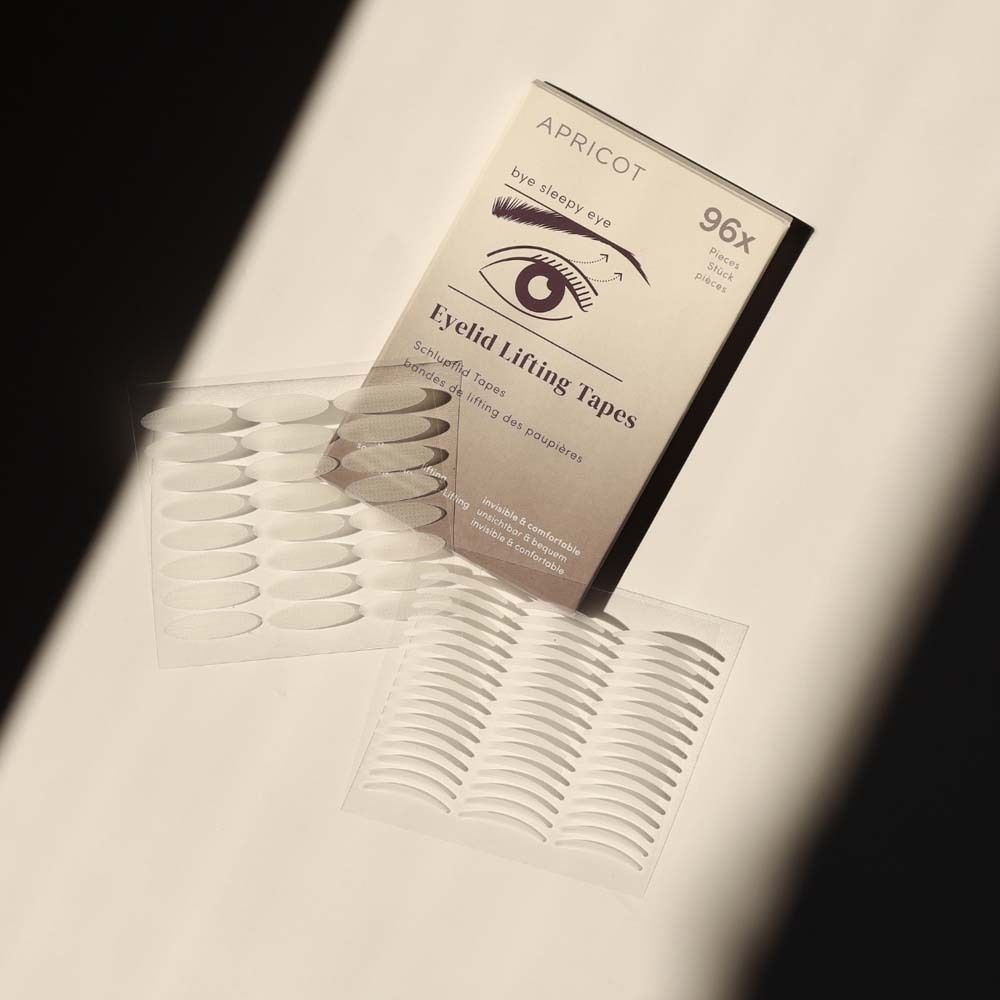 Verpackung mit Augenlid-Tapes und zwei Blättern Tapes. Marke APRICOT.
