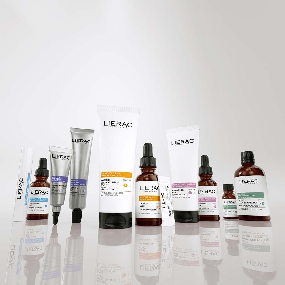 Divers produits LIERAC. Flacons, tubes et flacons compte-gouttes. Certains avec étiquettes, d'autres avec informations.