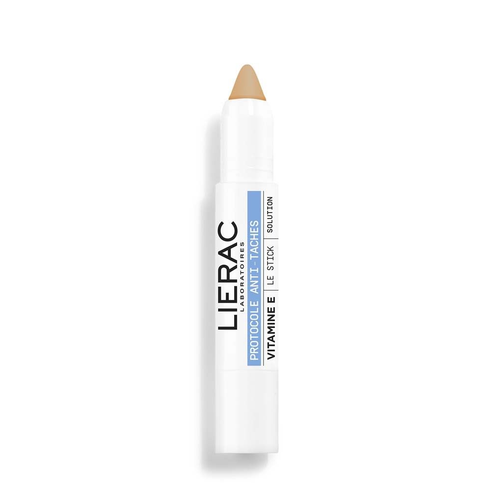 Stick blanc avec embout beige. Logo LIERAC et informations produit: Protocole Anti-Taches, Vitamine E, Le Stick Solution.