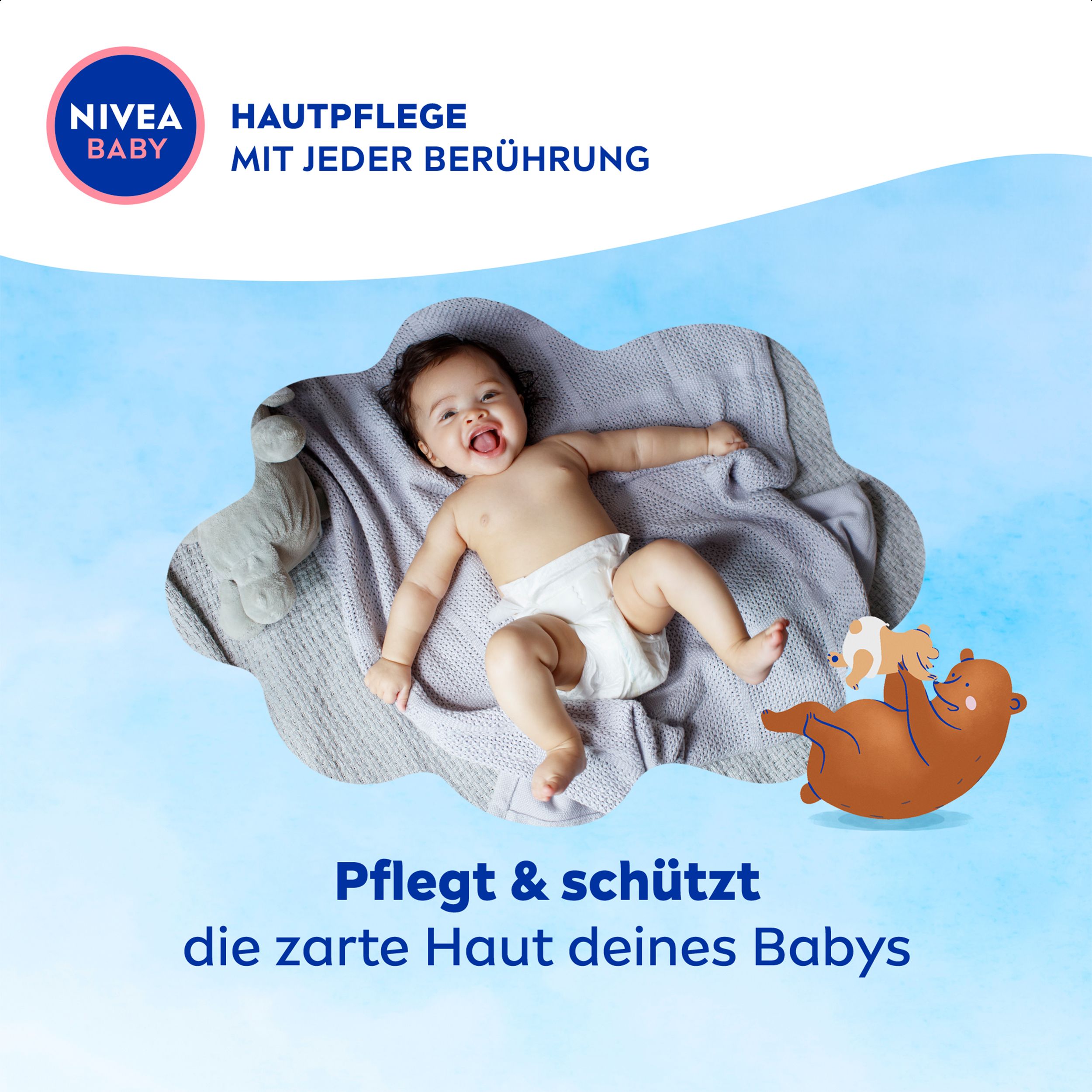 Bébé heureux sur une couverture, entouré de motifs NIVEA BABY soins de la peau. Ours tenant un bébé.