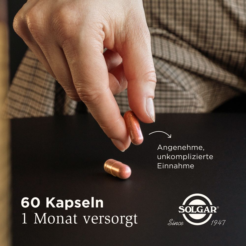 Hand hält zwei Kapseln. Text: 60 Kapseln, 1 Monat versorgt. SOLGAR Logo.