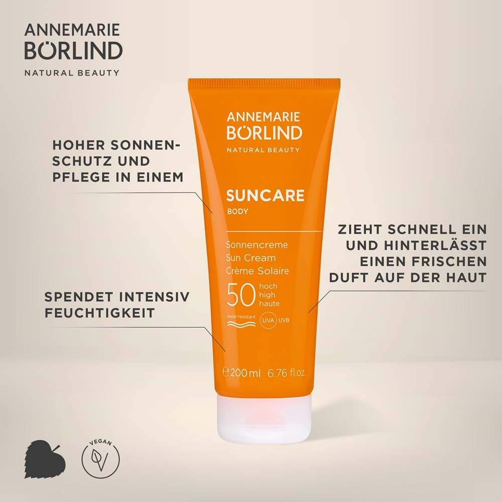 Tube orange de crème solaire. Marque : ANNEMARIE BÖRLIND. SUNCAR Body SPF 50. Texte sur le produit.