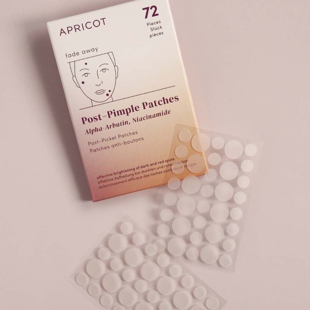 Verpackung mit 72 Post-Pickel Patches und zwei Blättern mit Patches. Aufdruck: APRICOT, Post-Pimple Patches.