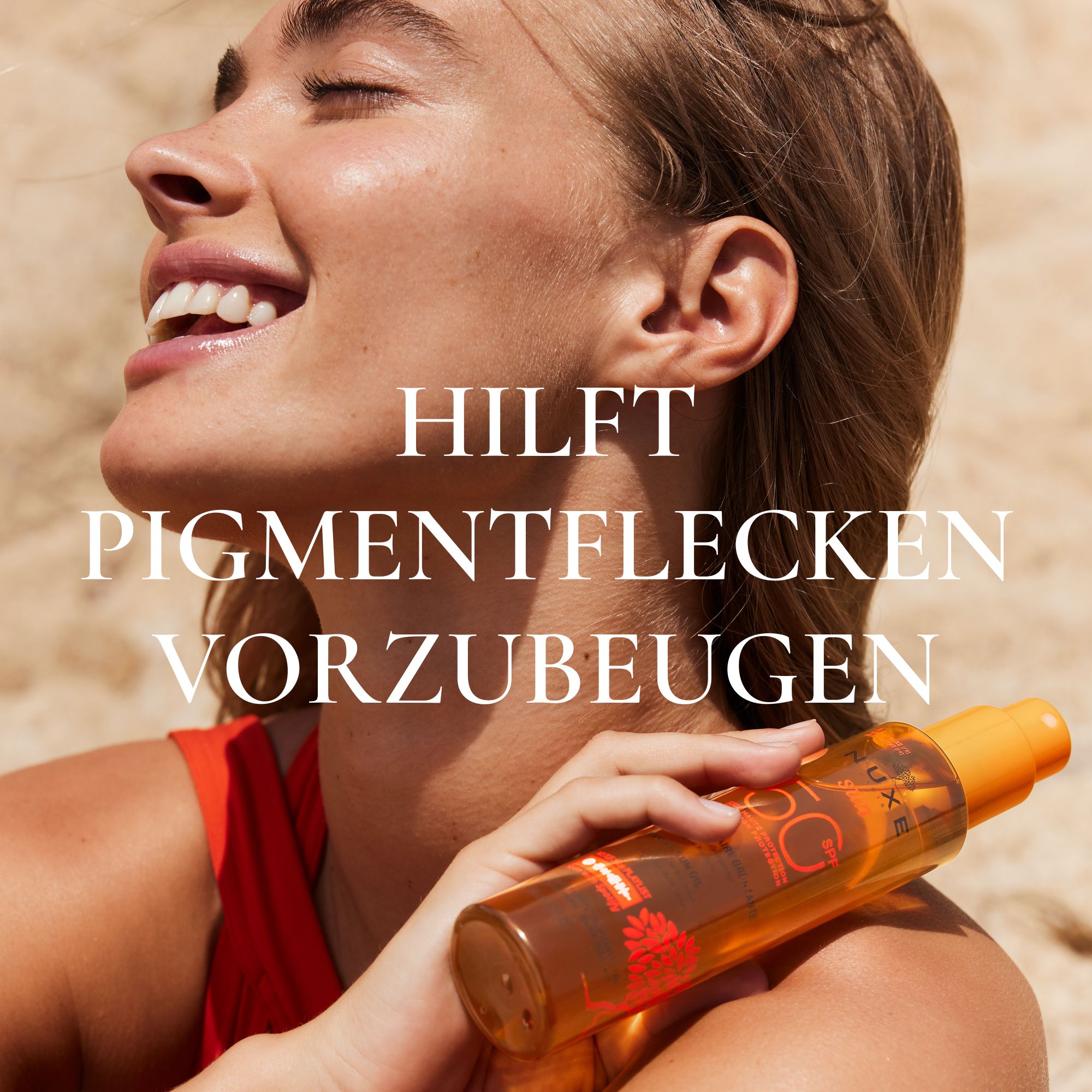Frau mit Sonnenöl. Text: Hilft Pigmentflecken vorzubeugen. NUXE Sun Ölflasche mit SPF 50.