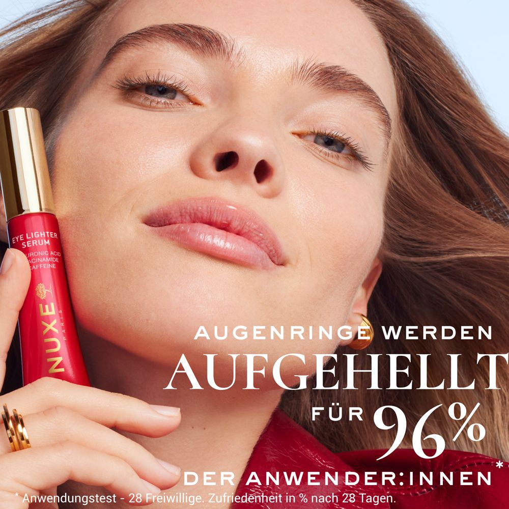 Frau mit NUXE Eye Lighter Serum. Text: Augenringe werden aufgehellt für 96% der Anwender:innen.